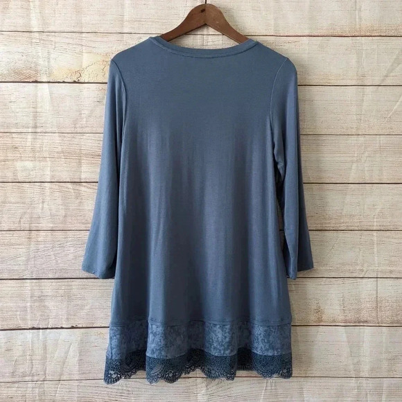 LOGO By Lori Goldstein Size Small Scoop Neck Lace Trim Hem Tunic Top Blouse Blue - Picture 11 of 12